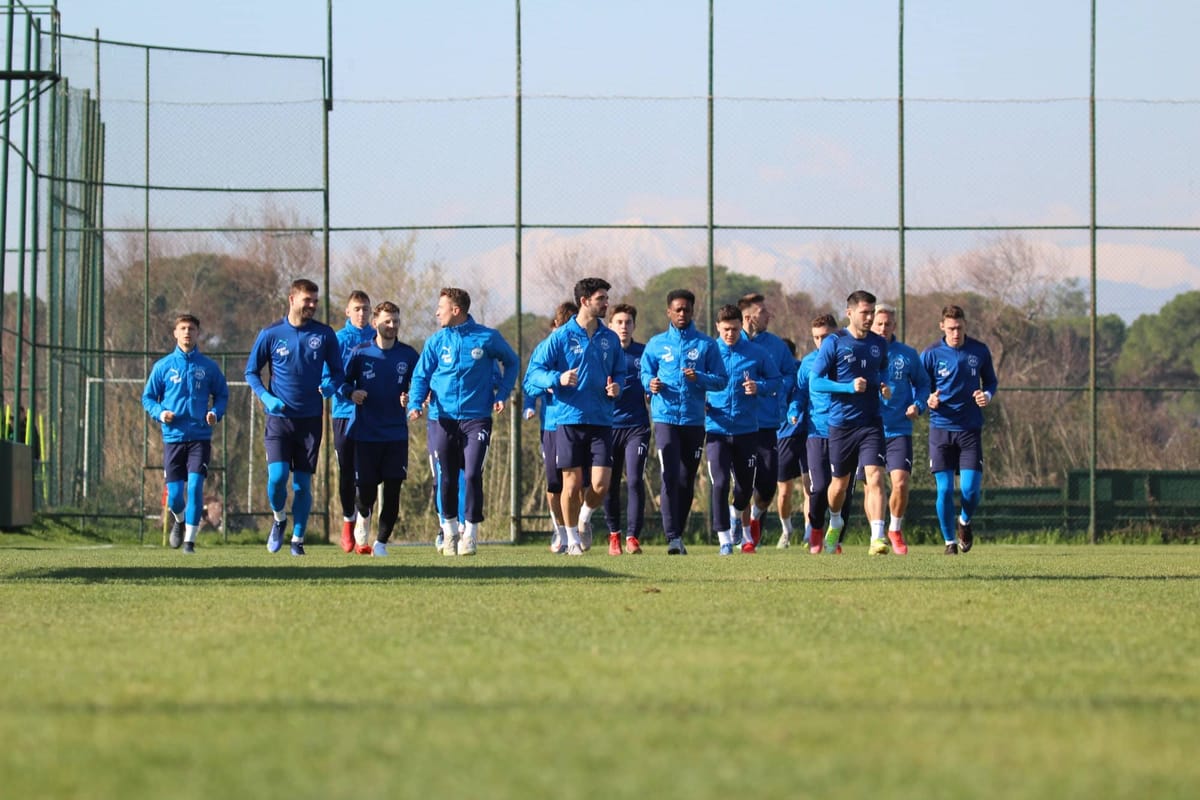 Photo of Floridsdorfer Athletiksport-Club players jogging around a training pitch